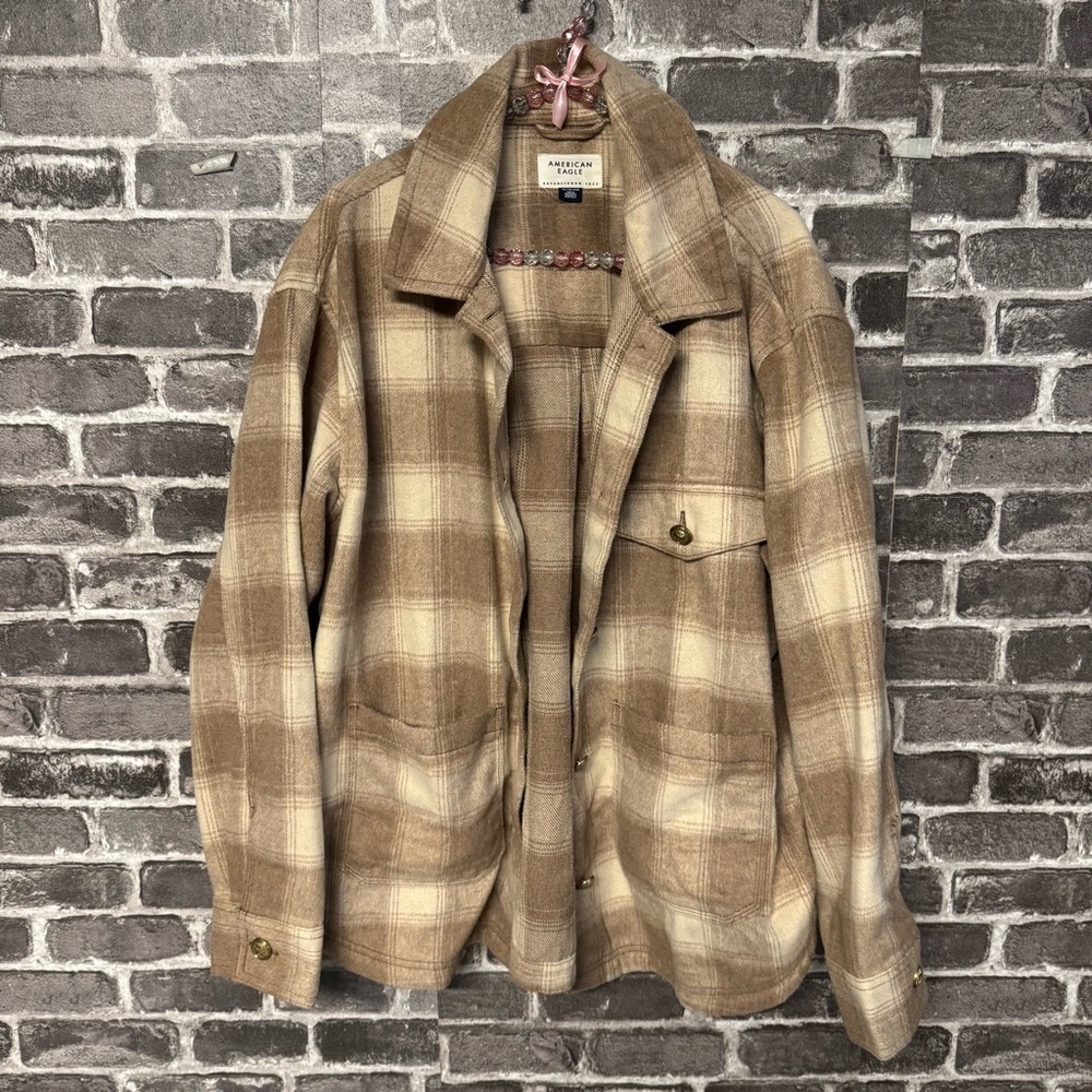 American Eagle plaid shacket tan white fleece button front jacket